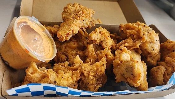 Crispy boneless chicken with sauce