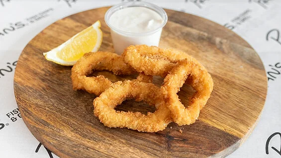 Calamari rings with tartare and lemon